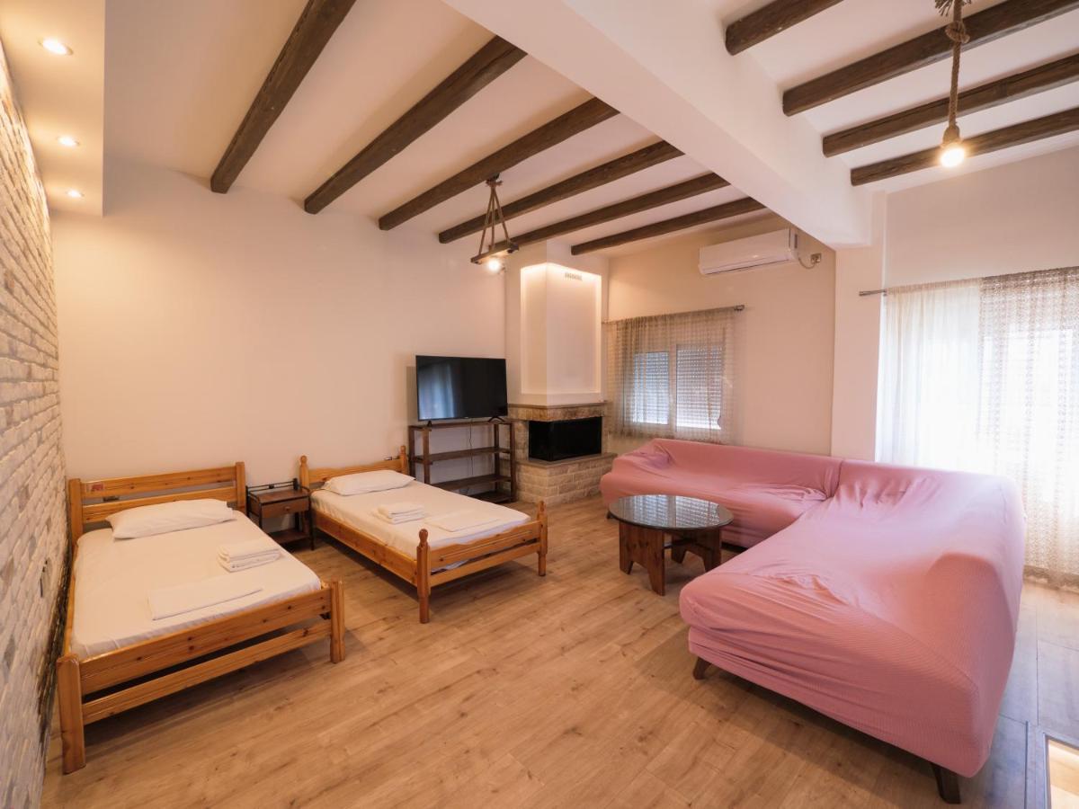 Kellys Cozy One Bedroom House Next To The Beach Ikonomianika Exterior photo